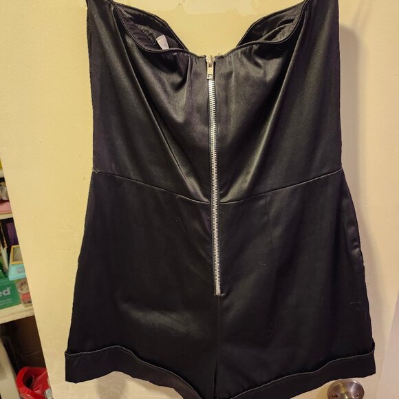 GORGEOUS, FUN, AND SEXY BLACK STRAPLESS SHORTS ROMPER! - Picture 8 of 9